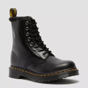 Dr. Martens Women’s 1460 Serena FauxFur Lined Lace Up Boots- Size 8 Like New